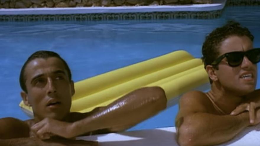 George Michael mit Andrew Ridgeley im &quot;Club Tropicana&quot; auf Ibiza.