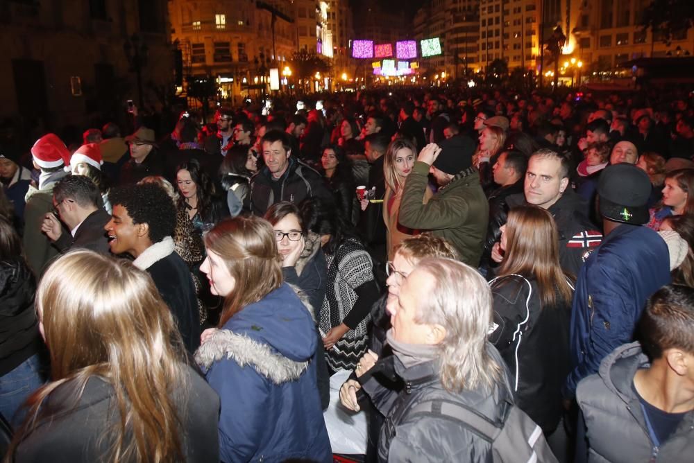 Miles de personas recibieron el año frente al consistorio