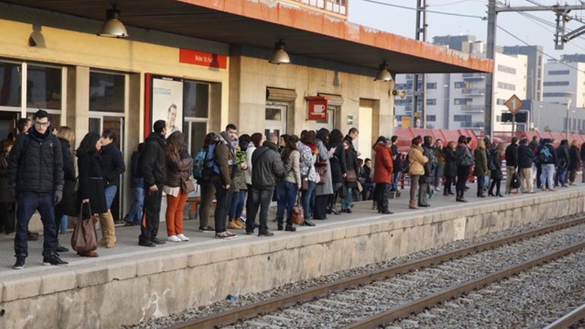 Usuarios de la línea R-2 esperan el tren en la estación de Mollet Sant Fost, este miércoles.