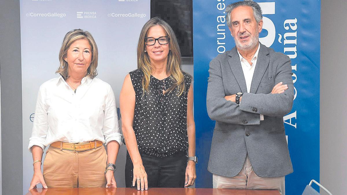 Sara Catrain, Silvia Reboredo y Miguel Reviejo, en la redacción de LA OPINIÓN