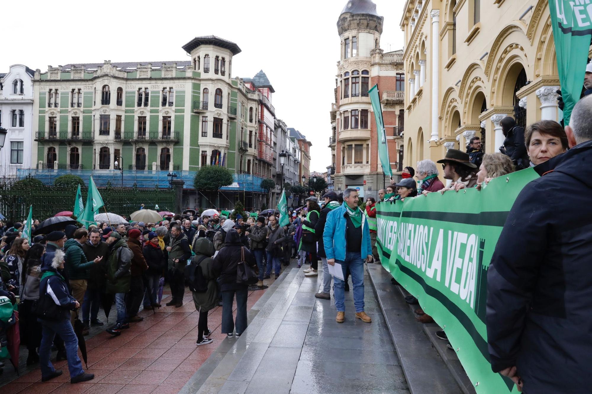 "La Vega no se vende, La Vega se defiende": así fue la concentración de Salvemos La Vega en Oviedo