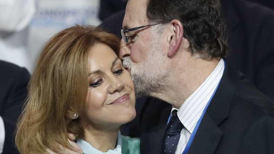 Mariano Rajoy besa a María Dolores de Cospedal después de que presentara su informe de gestión.  // Efe