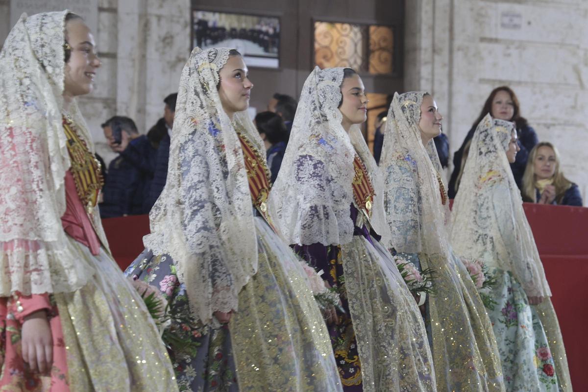 La emoción de Marta Mercader ante la Virgen cierra el primer día de la Ofrenda La emoción de Marta Mercader ante la Virgen cierra el primer día de la Ofrenda