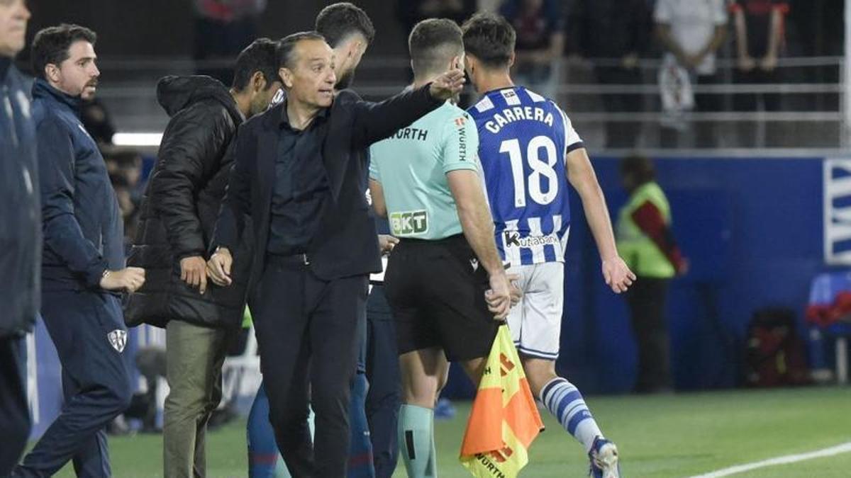 Oltra da instrucciones en el partido del Huesca ante el Sanse.