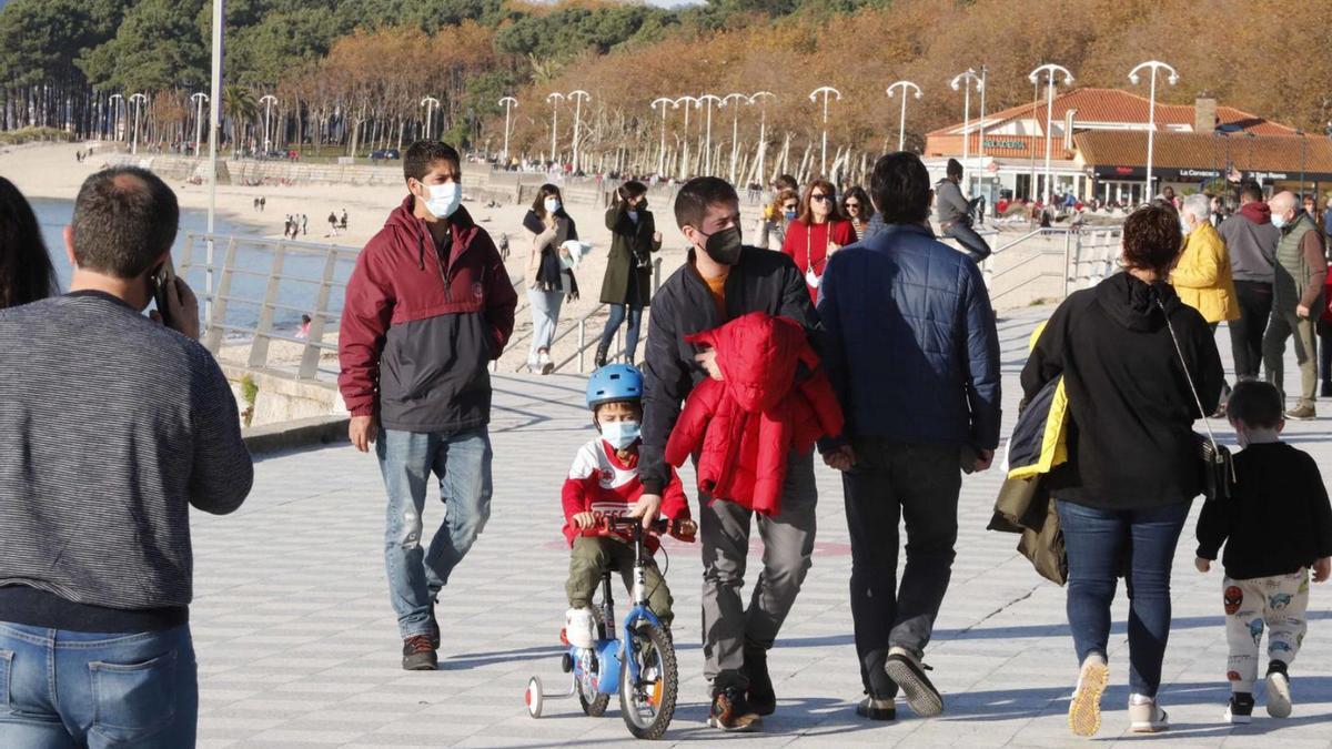 El paseo de Samil fue uno de los lugares más concurridos durante la jornada dominical.   | // PABLO HERNÁNDEZ