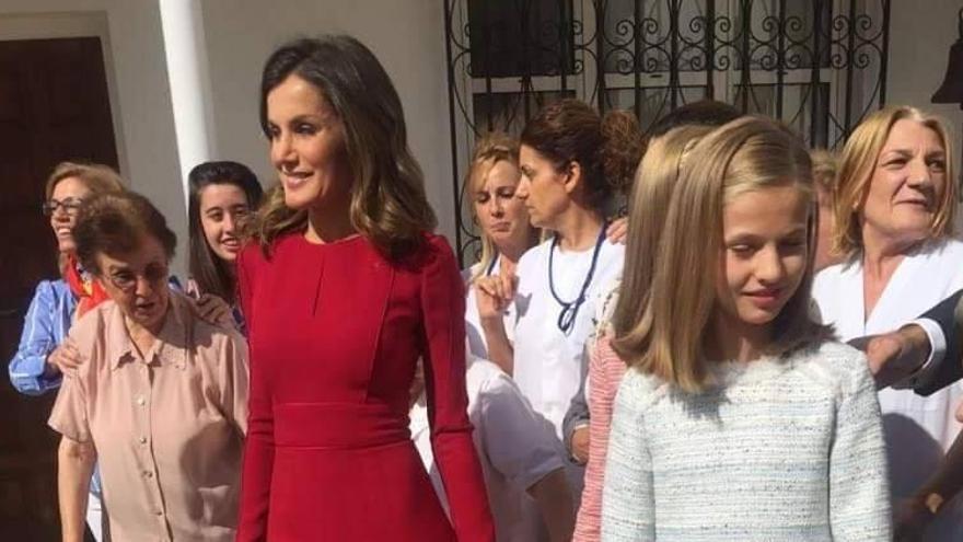 Los Reyes y sus hijas, con los abuelos del asilo de Cangas de Onís