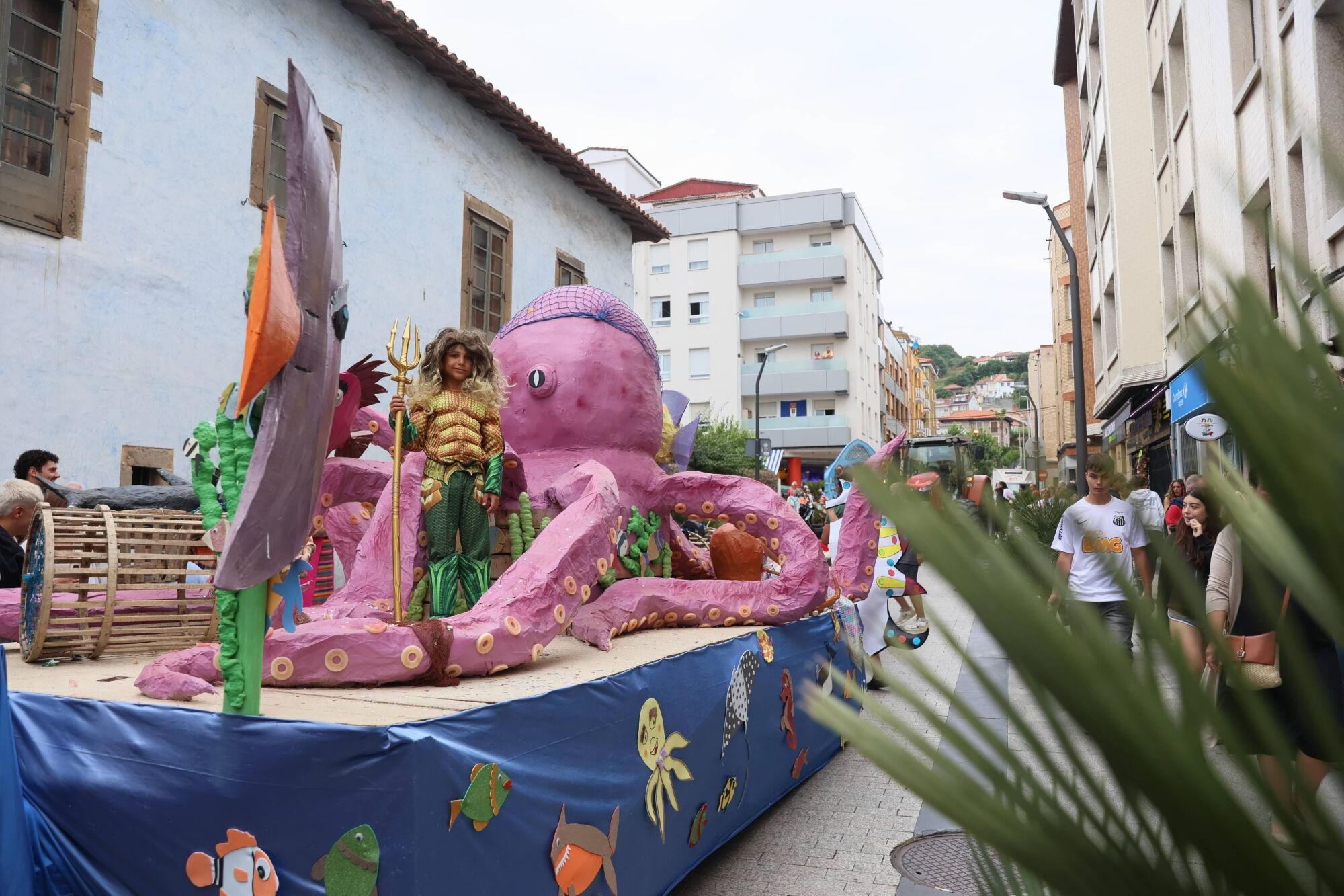 EN IMÁGENES: El desfile de carrozas por las fiestas del Carmen de Luancoi