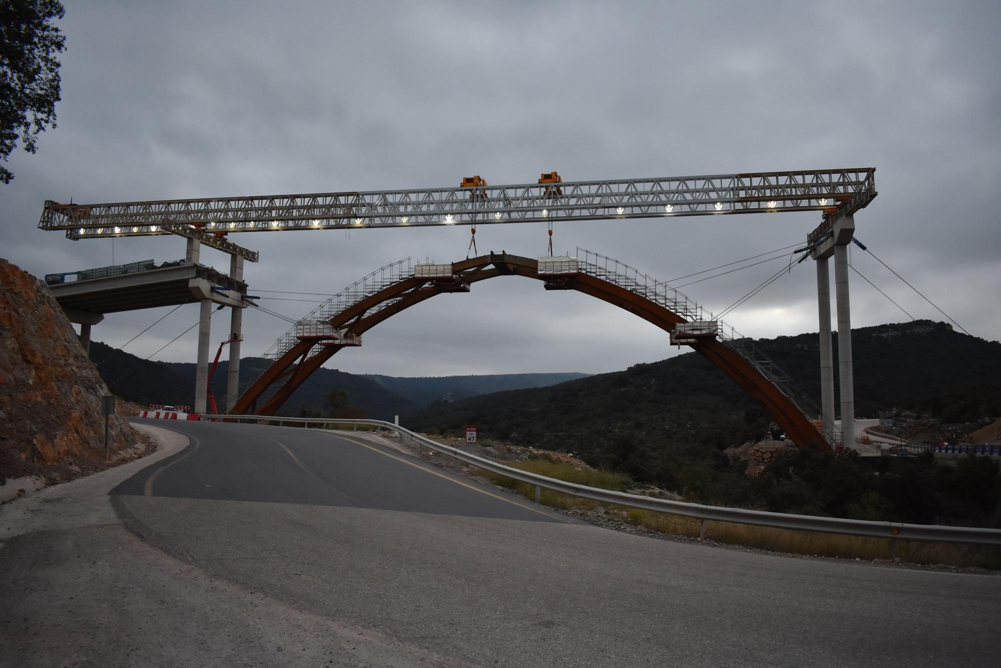 El arco del viaducto de la N-232 en Morella ya está unido