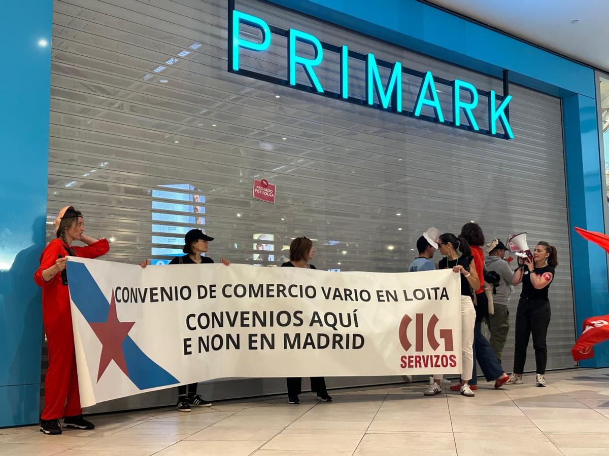 Protesta delante de una tienda Primark en Vigo cerrada