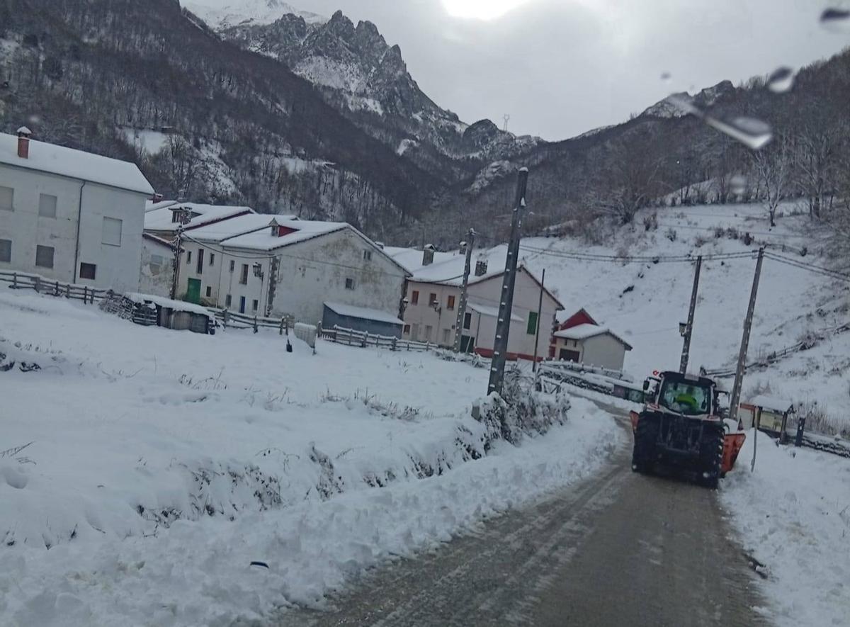 La quitanieves trabajando en Tarna.
