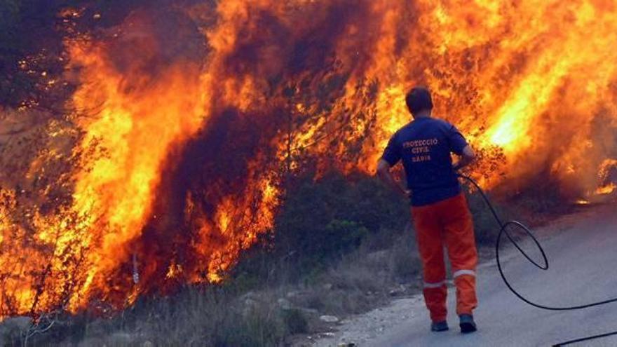 Desalojan a más de mil vecinos por un incendio intencionado en el Montgó