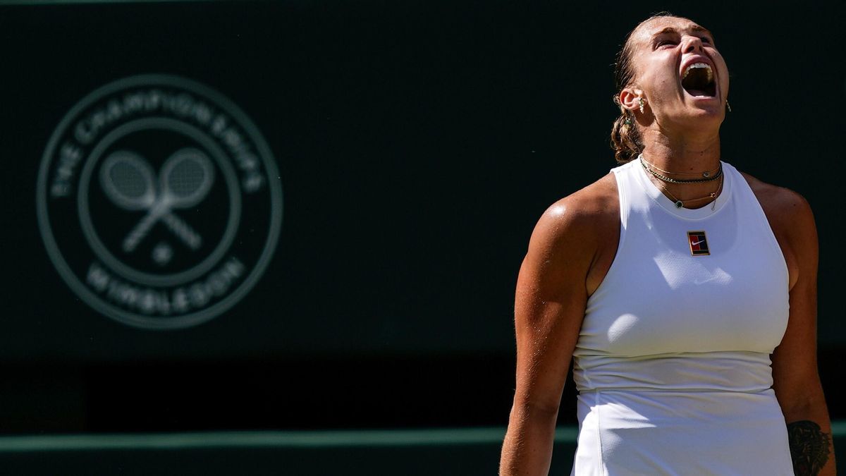 Aryna Sabalenka se desespera durante su derrota frente a Anisimova en las semifinales de Wimbledon.