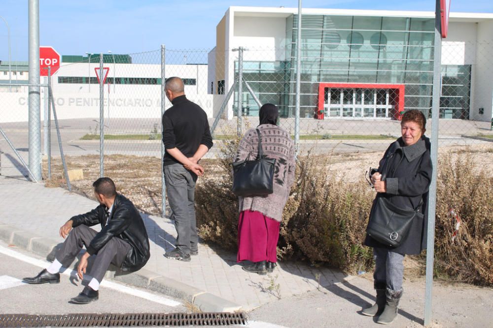 Los familiares de los inmigrantes irregulares internados en el Centro Penitenciario Málaga II, situado en Archidona, se agolpan cada día a las puertas de la prisión