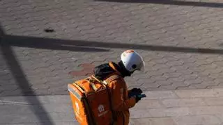 Just Eat negocia un ERE de 50 despidos entre sus jefes de área: "Nos sustituyen por la IA"