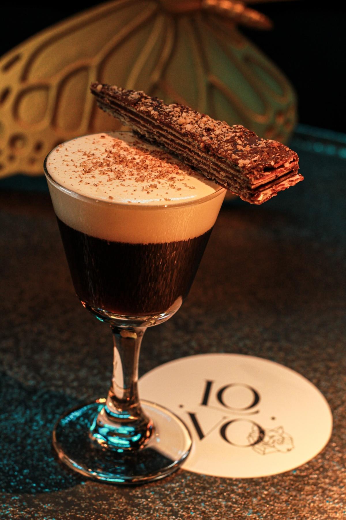 Irish Coffee con whisky, café descafeinado de especialidad de Colombia, azúcar demerara, nata vegana y sin lactosa, nuez moscada y haba tonka