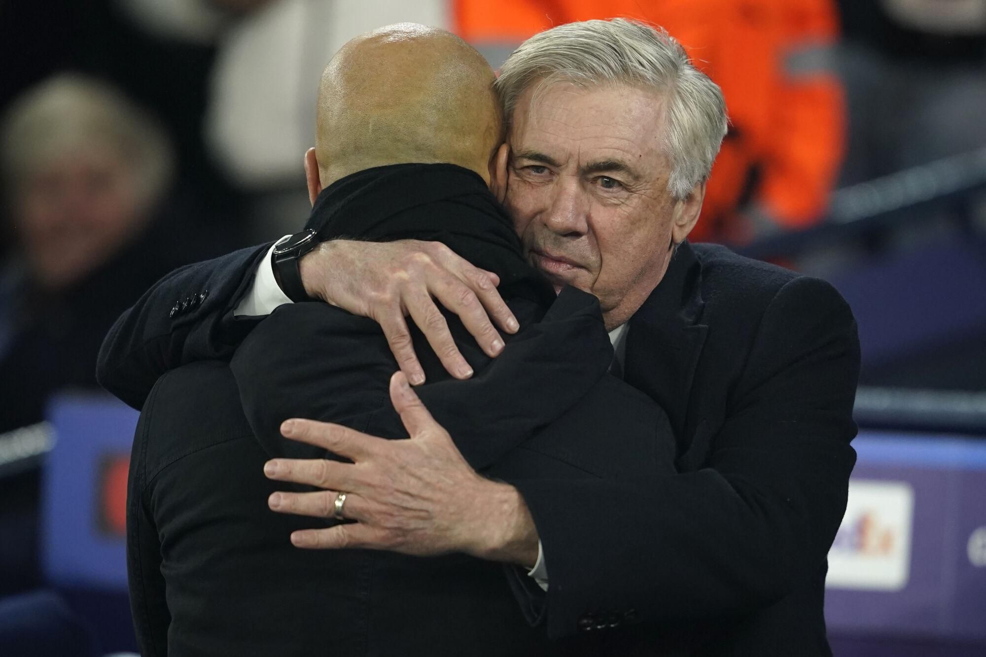 Real Madrid's head coach Carlo Ancelotti, right, hugs Manchester City's head coach Pep Guardiola before the start of the Champions League playoff first leg soccer match between Manchester City and Real Madrid at the Etihad Stadium in Manchester, England, Tuesday, Feb. 11, 2025. (AP Photo/Dave Thompson) Associated Press / LaPresse Only italy and Spain. EDITORIAL USE ONLY/ONLY ITALY AND SPAIN
