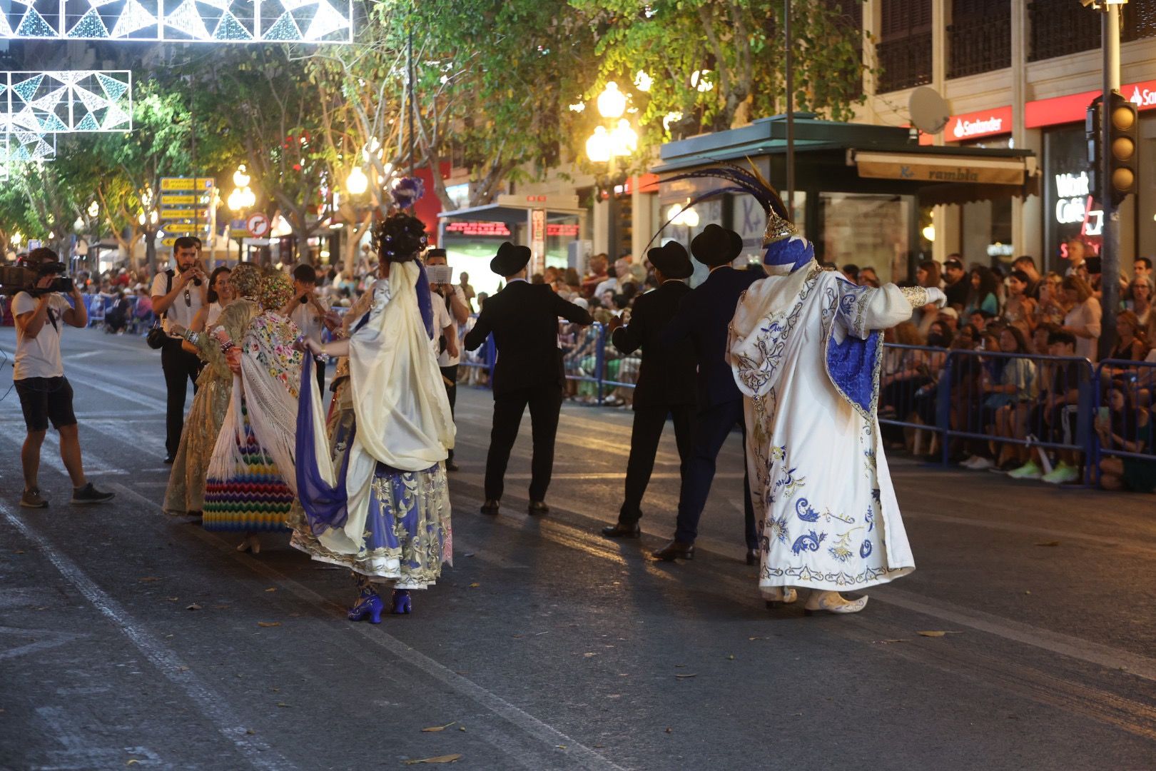 Las Fallas participan del desfile folclórico en la última noche antes de la "llum de les Fogueres"