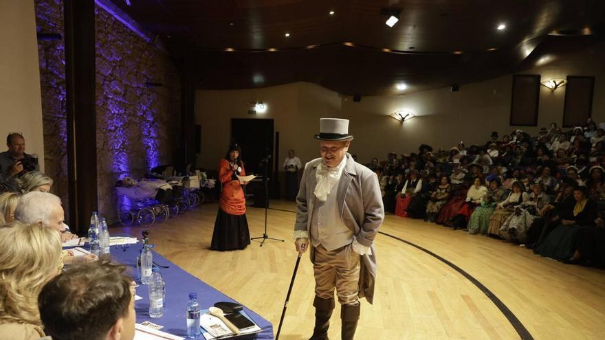 El Desarme de Oviedo viste a la moda decimonónica: casi 200 inscritos lucen modelos de época en el concurso de trajes