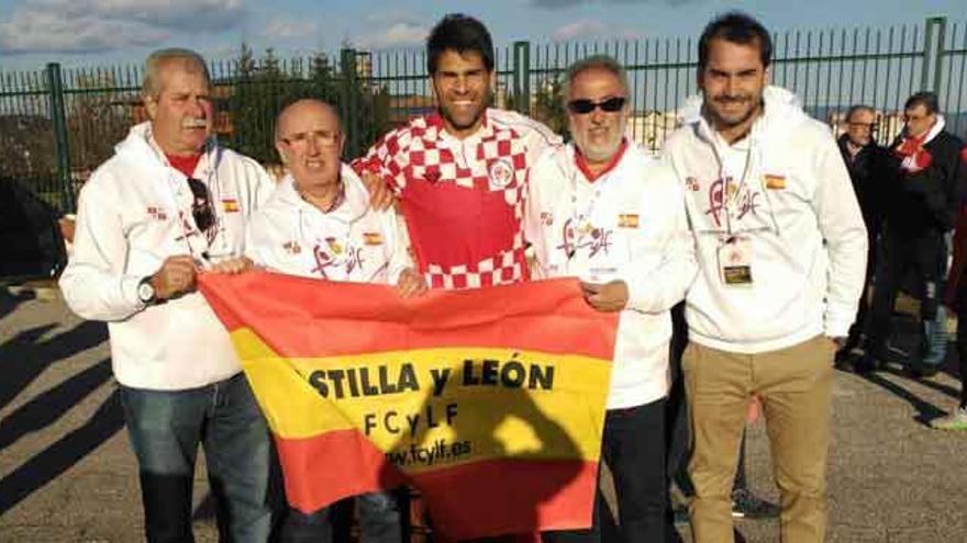 Manu Arias, junto a parte de la expedición zamorana (José Calvo, Rogelio Lorenzo, Alfredo Rodríguez Santa Cecilia y Saludes), ayer en Bulgaria.