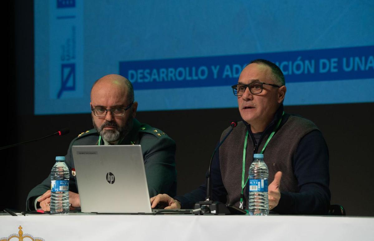 A la derecha, César Ortega Chíes, interviene durante la presentación del proyecto «DroneFinder». | J. L. Fernández