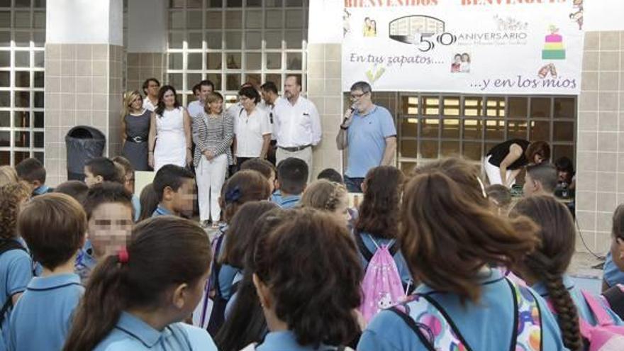 Una imagen de los políticos ayer en el acto de bienvenida al curso en el centro Jesús María.