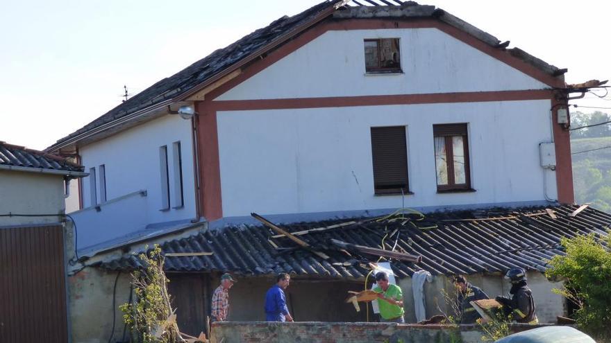 Los vecinos rescatan a una mujer del fuego en su casa en Tineo