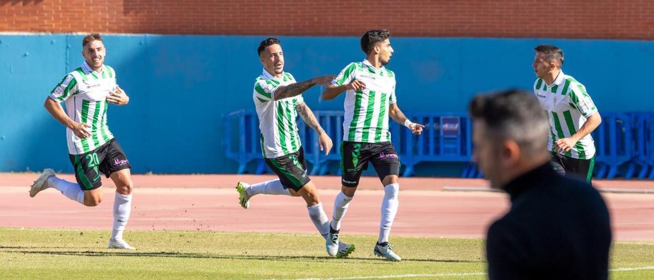 Calderón celebra con sus compañeros el gol de la victoria del Córdoba CF en Melilla.