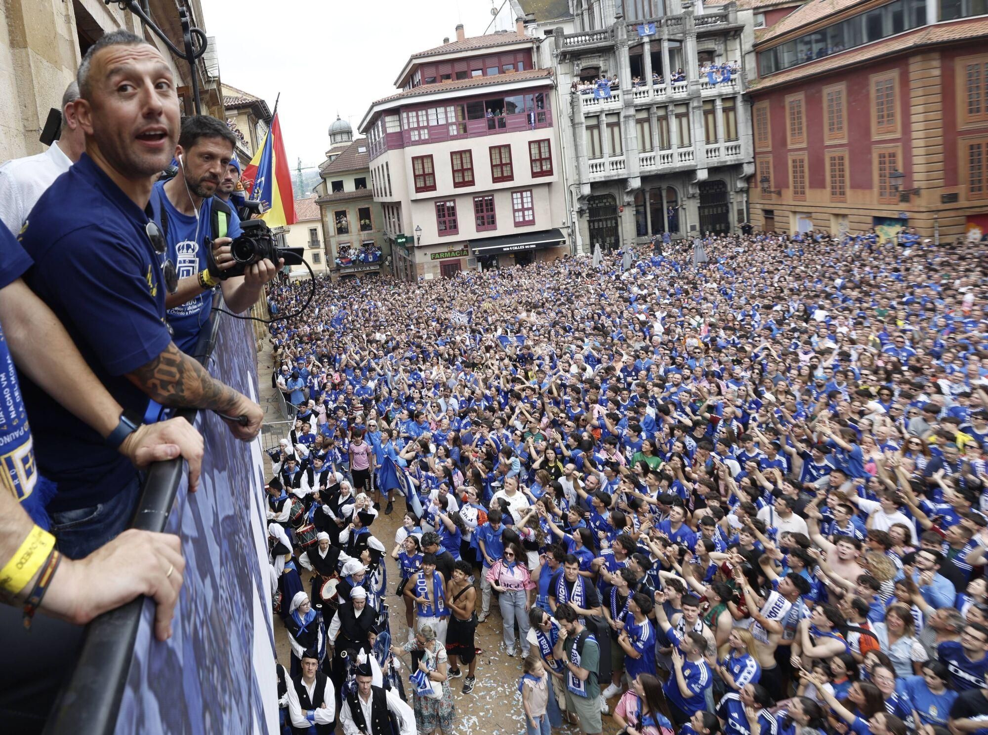 Locura azul en las calles de Oviedo para celebrar el ascenso del equipo a Primera División