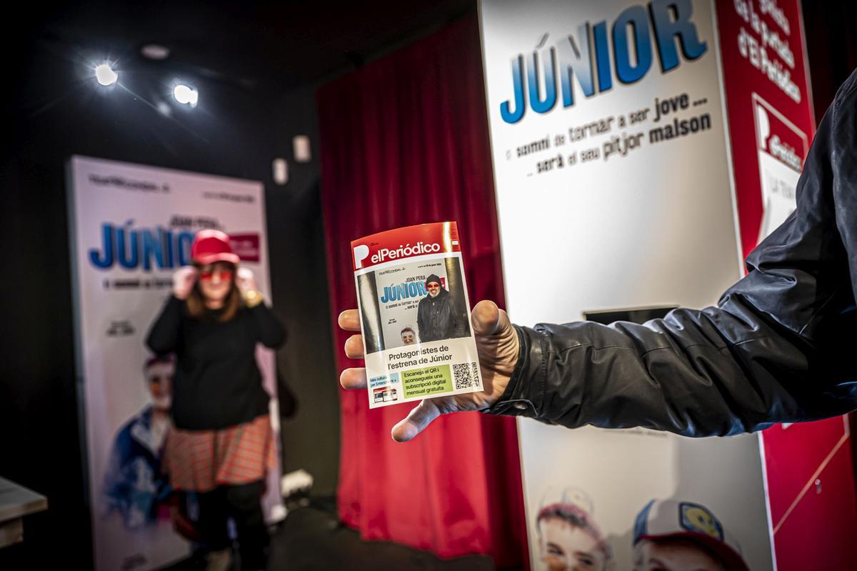 El estreno de Júnior en el Teatre Condal, la nueva comedia protagonizada por Joan Pera, fue divertida desde el primer momento. Nada más llegar a la sala del Paral.lel el público se ambientó en la historia gracias a un fotomatón