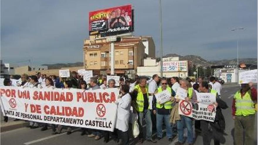 Manifestación que tuvo lugar ayer en Castelló contra los recortes en sanidad.