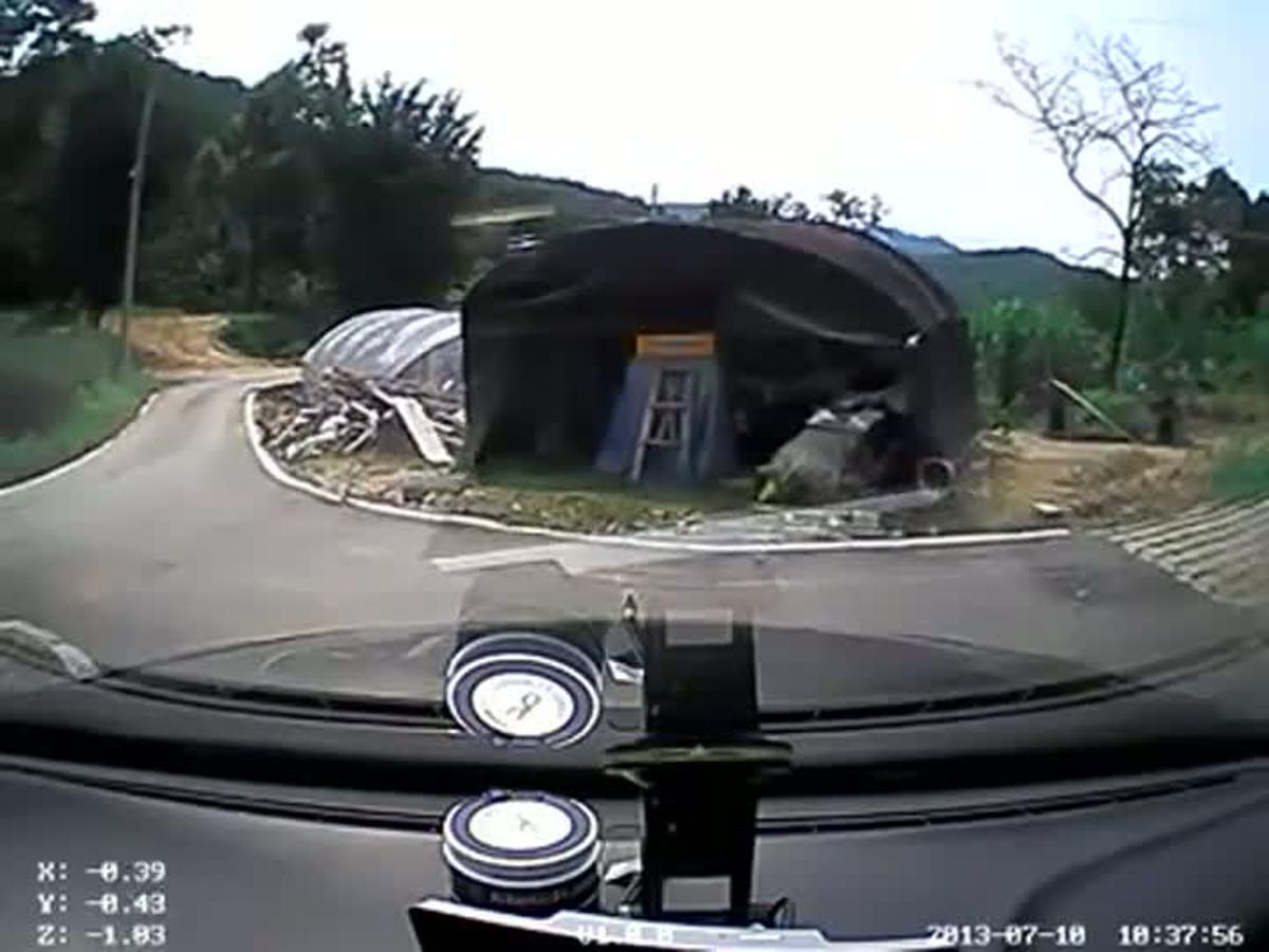 Vídeo que mostra els set segons que l’examinada triga a bolcar el cotxe i suspendre la prova de conduir.