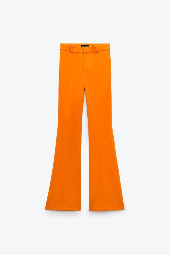 Pantalón 'flare' en color naranja de Zara