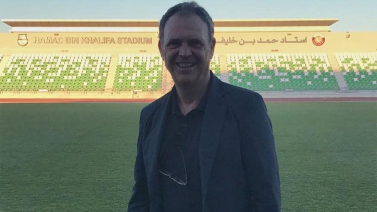 Joaquín Caparrós, posando en el estadio del Al Ahli, su nuevo equipo