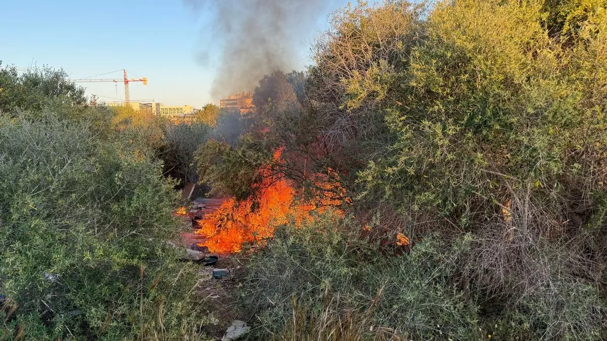 Arde una zona con palés y basura en el descampado de Cas Serres