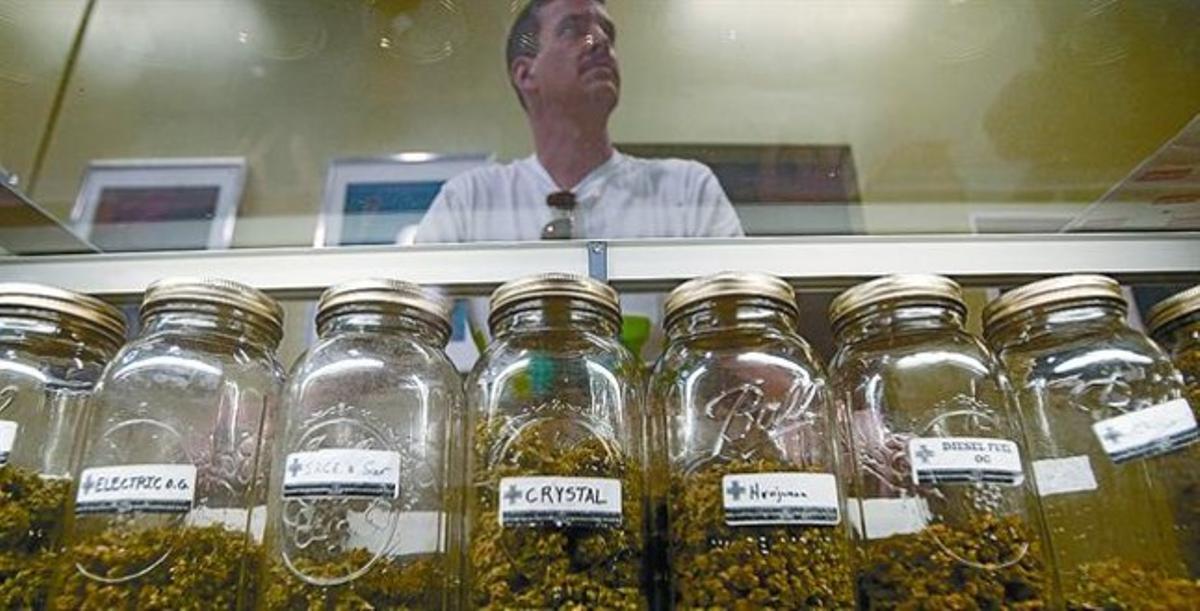 Una botiga que ven marihuana per a ús terapèutic a la ciutat californiana de Los Angeles. Una botiga que ven marihuana per a ús terapèutic a la ciutat californiana de Los Angeles.