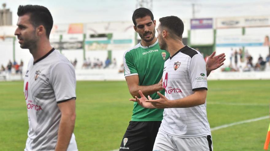 El jugador del Córdoba CF Bernardo Cruz saluda al pozoalbense Manu Moya.