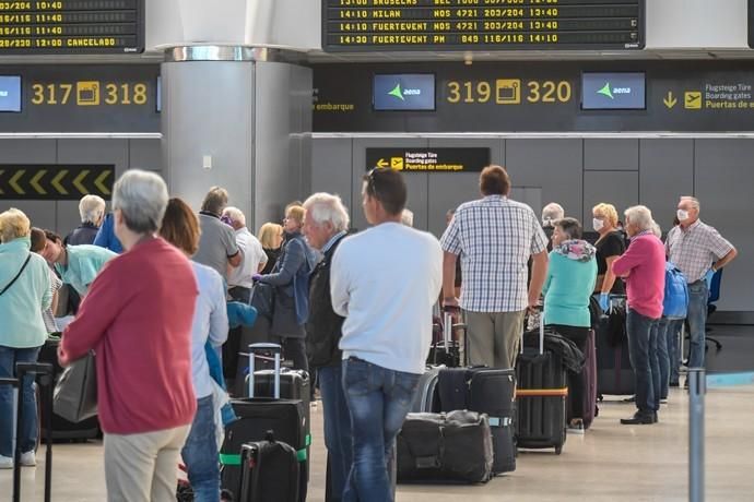 26-03-20  GRAN CANARIA. AEROPUERTO DE GRAN CANARIA. INGENIO TELDE. . Efecto del Covid-19 en el Aeropuerto de Gran Canaria, plataforma de aparcamiento de aviones vacía, últimos turistas y últimos en llegar.  Fotos: Juan Castro.