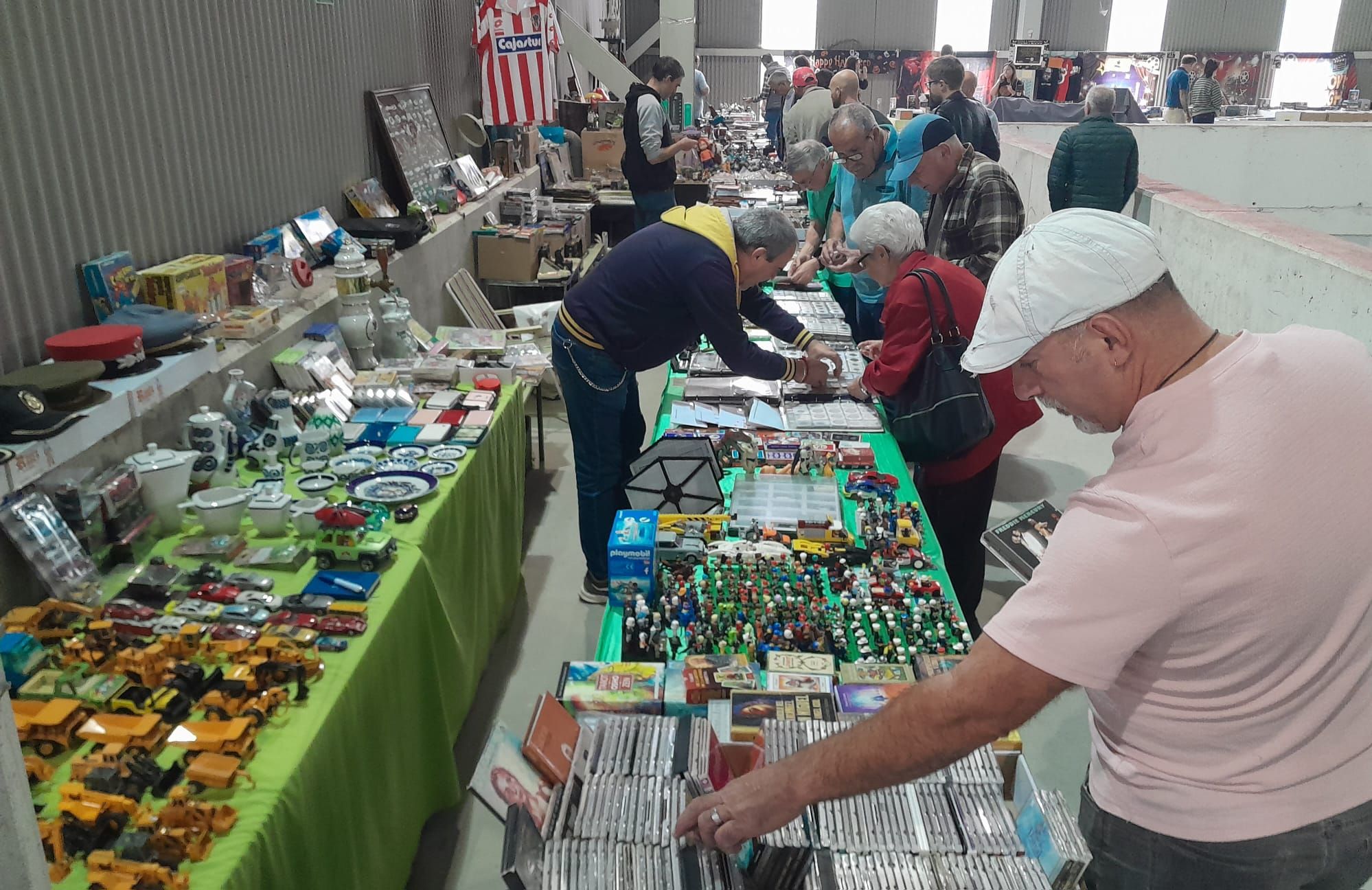 Compra, vende, cambia, así es la Feria del Coleccionismo de Mieres, en la que "hay de todo"