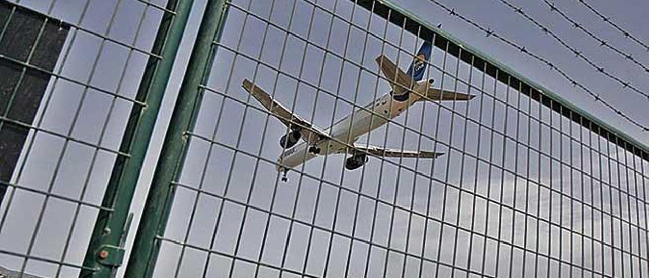 Un vuelo aterrizando en el aeropuerto de Palma.