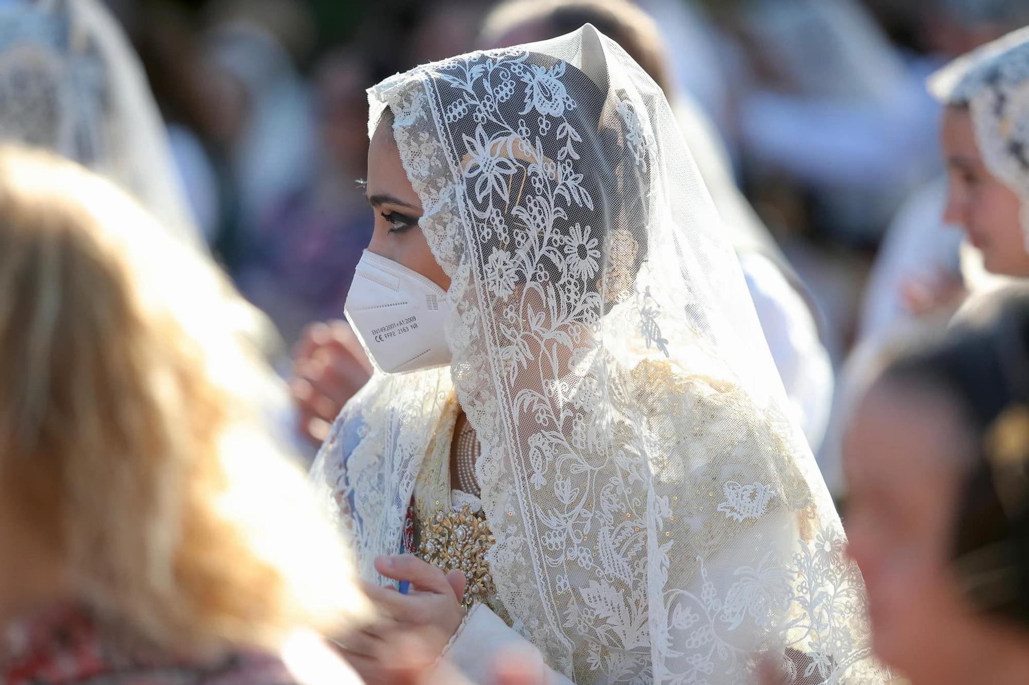 Carmen y la corte recuperan las mascarillas por prudencia sanitaria en el Cottolengo