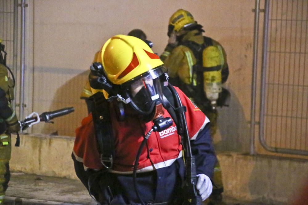 Los bomberos evitan que el fuego afecte a la planta de producción de una empresa de mobiliario de baño en el polígono de Cox