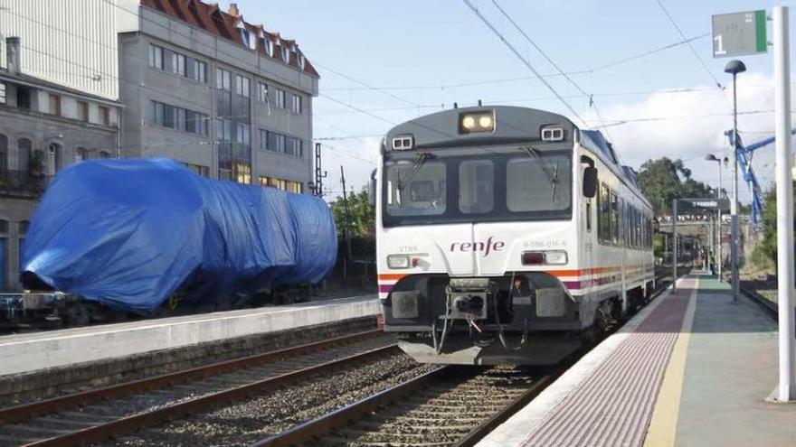 El tren Vigo-Valença, que llegó a la estación de O Porriño por la tarde y a la izquierda la cabeza tractora.