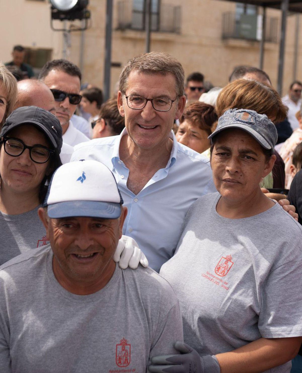 Feijóo se fotografía con varios ciudadanos. | Emilio Fraile