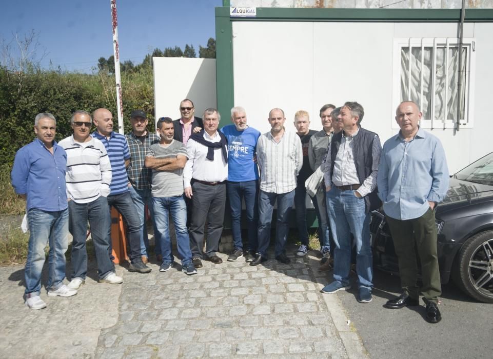 Miembros de UGT se concentran para mostrar su apoya a la denuncia contra General de Dynamics por el cierre de la factoría.