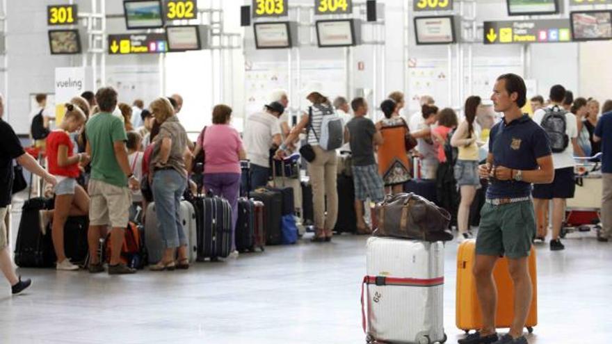 Turistas hacen cola este verano en los mostradores de facturación del aeropuerto de Málaga