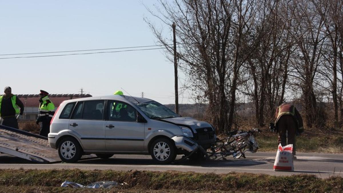 El turismo y las bicicletas accidentadas el domingo en la C-13, en Vallfogona de Balaguer.