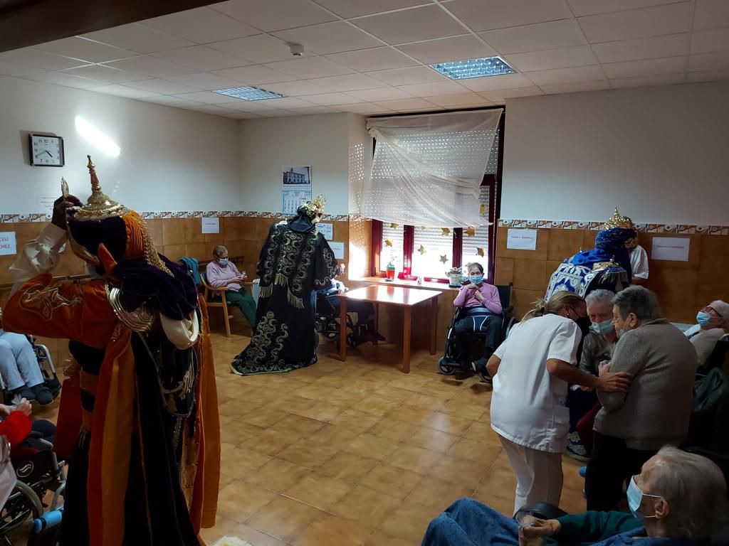 Los Reyes Magos ya están en Villaviciosa: así ha sido su emotivo encuentro con las personas mayores del concejo