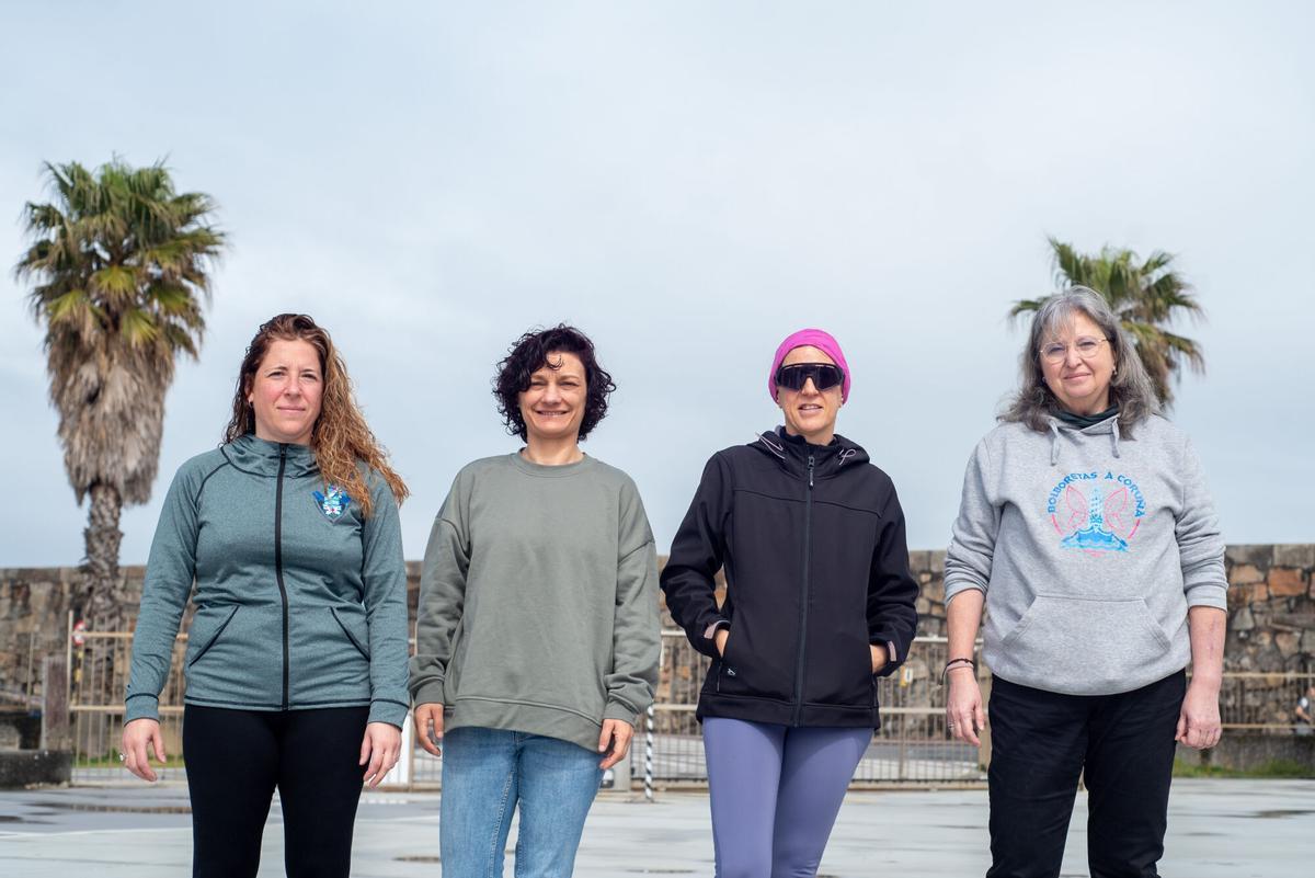 De izquierda a derecha, Rosa Seco, Verónica Moure, Susana Liñares y Mayte Morán, integrantes de la asociación Bolboretas, en las instalaciones de Marina Coruña.