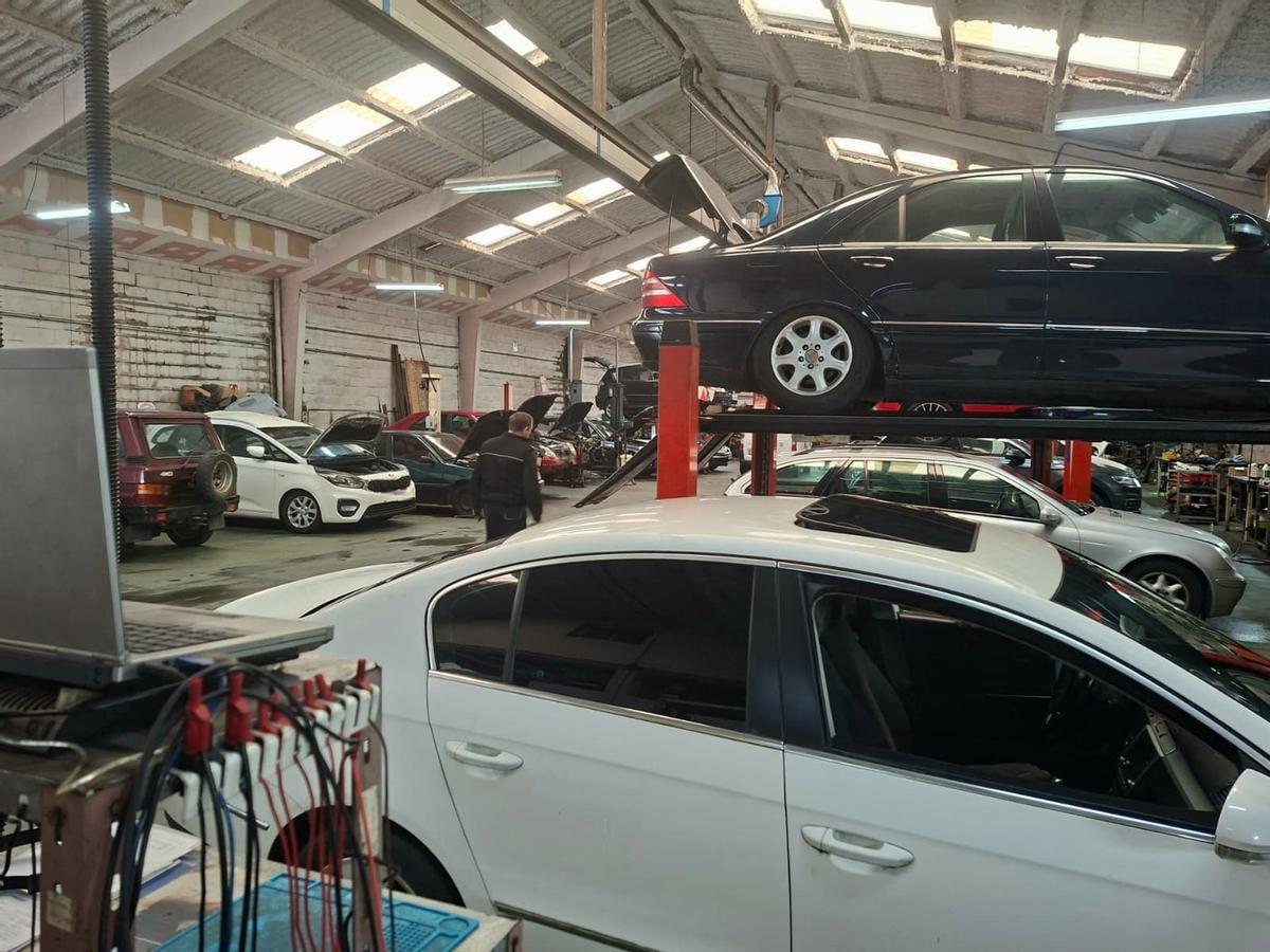 Imagen del interior de los Talleres Uzalvi a tope de vehículos