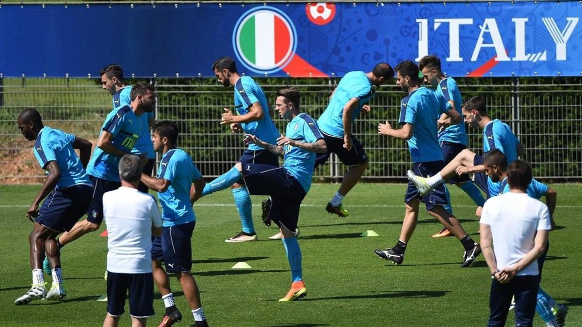 rpaniagua34463976 italy s players take part in a training session at the team 160626192800